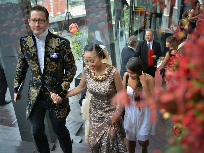 Chú rể Johan Wicklund tính tứ nắm tay người vợ bé nhỏ vào toà nhà Chill Sky Bar.