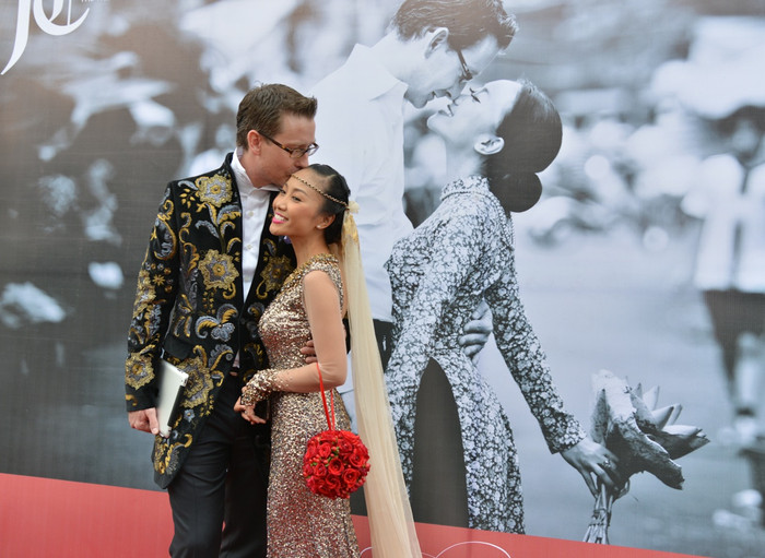 Đám cưới của họ diễn ra trong không khí ấm cúng, trước sự chứng kiến của khoảng 200 bạn bè, người thân.