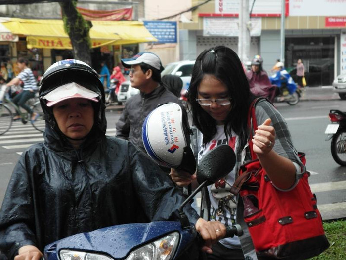 Phụ huynh và thí sinh đến điểm thi trong cơn mưa tầm tã. XEM ĐÁP ÁN MÔN VĂN KHỐI D 2012 - ĐÁP ÁN MÔN SINH KHỐI B 2012 - ĐÁP ÁN ĐỀ THI VĂN KHỐI C 2012 Phụ huynh và thí sinh đến điểm thi trong cơn mưa tầm tã. XEM ĐÁP ÁN MÔN VĂN KHỐI D 2012 - ĐÁP ÁN MÔN SINH KHỐI B 2012 - ĐÁP ÁN ĐỀ THI VĂN KHỐI C 2012