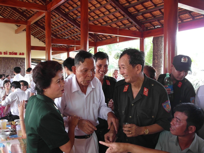 Trong buổi tiệc, ông Tư Bốn khá bận rộn. Rất nhiều người muốn được thăm hỏi, chụp hình lưu niệm cùng ông.