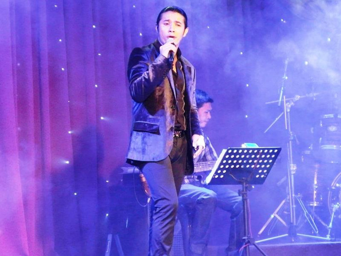 Kasim Hoàng Vũ không "đá động" đến cánh tay đang bó bột của mình trước khán giả. Kasim Hoàng Vũ không "đá động" đến cánh tay đang bó bột của mình trước khán giả.