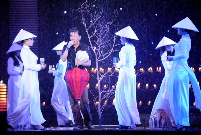 Mr Đàm đã hát dưới trời mưa (nhân tạo), ướt sũng Mr Đàm đã hát dưới trời mưa (nhân tạo), ướt sũng