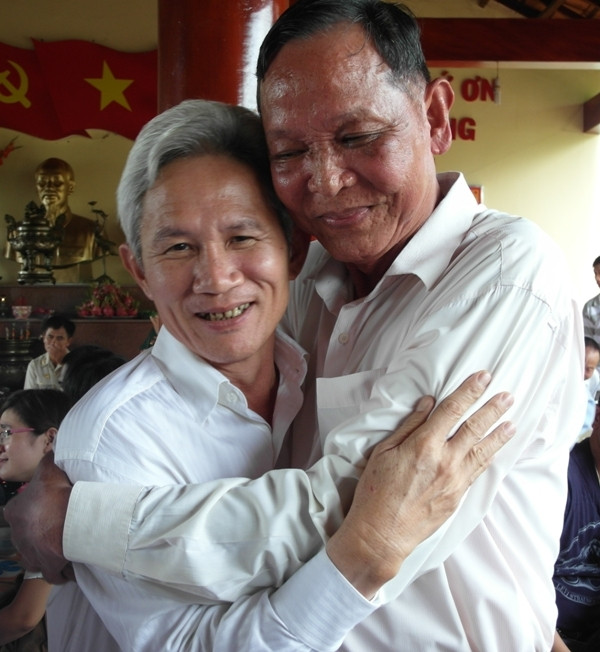 Cái ôm rất chặt khi gặp lại một đồng đội cũ…