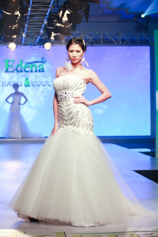 Và đây là “cô dâu” Trang Trần. Và đây là “cô dâu” Trang Trần.