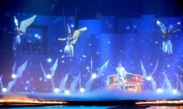 Phần bay lên của các vũ công và các siêu mẫu: Nam Thành, Hữu Long, Minh Quân rất ấn tượng, điểm nhấn cho phần mở màn mang tên Bay, minh họa cho Mr Đàm hát ca khúc Biển cạn. Phần bay lên của các vũ công và các siêu mẫu: Nam Thành, Hữu Long, Minh Quân rất ấn tượng, điểm nhấn cho phần mở màn mang tên Bay, minh họa cho Mr Đàm hát ca khúc Biển cạn.