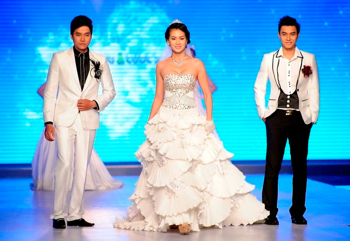 Vẫn không bị chênh lệch so với các người mẫu nam đàn em. Vẫn không bị chênh lệch so với các người mẫu nam đàn em.