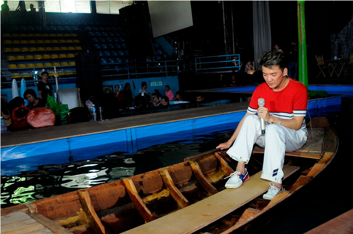 Các bài hát nối tiếp sẽ tái hiện về những ngày tháng cơ cực của Huỳnh Minh Hưng, trước khi trở thành một anh thợ hớt tóc ở một xóm nghèo, cuối cùng là một ca sĩ nổi tiếng nhất Việt Nam – Đàm Vĩnh Hưng. Các bài hát nối tiếp sẽ tái hiện về những ngày tháng cơ cực của Huỳnh Minh Hưng, trước khi trở thành một anh thợ hớt tóc ở một xóm nghèo, cuối cùng là một ca sĩ nổi tiếng nhất Việt Nam – Đàm Vĩnh Hưng.