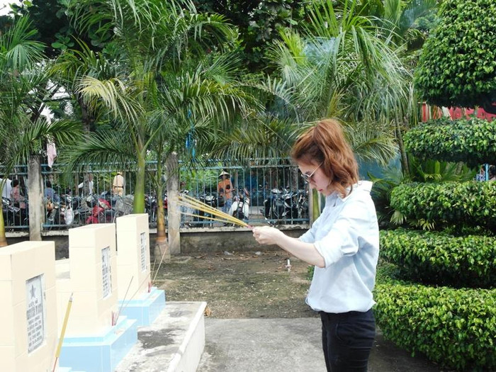 Ngân Khánh đang thành kính trước mộ các liệt sĩ tại nghĩa trang xã Thanh Bình, trong sáng nay, 27/7. Ngân Khánh đang thành kính trước mộ các liệt sĩ tại nghĩa trang xã Thanh Bình, trong sáng nay, 27/7.