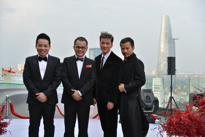 Nhưng khi Mr Đàm "bỏ rơi", lo chụp ảnh với bạn bè. Nhưng khi Mr Đàm "bỏ rơi", lo chụp ảnh với bạn bè.