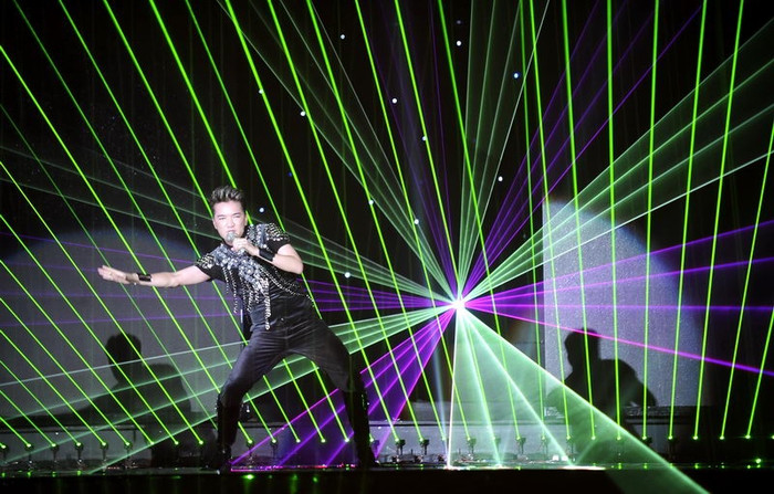 Biểu diễn suốt từ 20 giờ cho đến 1 giờ sáng hôm sau nhưng Mr Đàm vẫn rất…sung! Khán giả đã có một đêm no tai, no mắt bằng một chương trình nghệ thuật đẳng cấp! Biểu diễn suốt từ 20 giờ cho đến 1 giờ sáng hôm sau nhưng Mr Đàm vẫn rất…sung! Khán giả đã có một đêm no tai, no mắt bằng một chương trình nghệ thuật đẳng cấp!