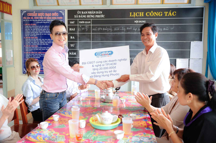 BCa sĩ Hà Oiko, đại diện điện tử Giáo dục Việt Nam và Tập đoàn truyền thông Thanh niên trao 20 triệu đồng cho lãnh đạo xã Đông Hưng Phước.