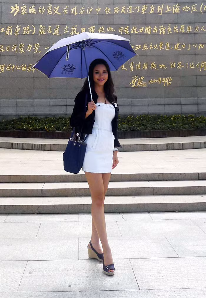 Sau khi trải qua các vòng loại Audition, Hoàng My thư thả tham quan cảnh đẹp ở đất nước Trung Quốc. Sau khi trải qua các vòng loại Audition, Hoàng My thư thả tham quan cảnh đẹp ở đất nước Trung Quốc.