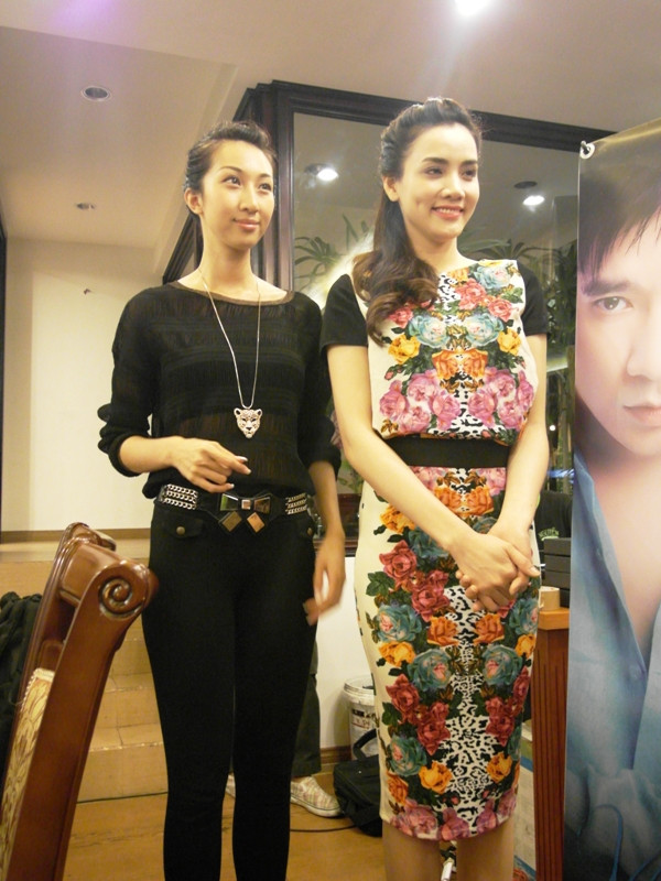 Nhưng dù khi xướng tên nhà báo Minh Tuyền, tiếng vỗ tay reo hò lớn nhất, Trang Nhung vẫn được ông Quang Cường… tuyên bố thắng giải. Ông Cường đã chịu chơi, thêm một giải nhì là một phiếu chăm sóc sắc đẹp trị giá 15 triệu nữa cho Lều Phương Anh. Nhưng dù khi xướng tên nhà báo Minh Tuyền, tiếng vỗ tay reo hò lớn nhất, Trang Nhung vẫn được ông Quang Cường… tuyên bố thắng giải. Ông Cường đã chịu chơi, thêm một giải nhì là một phiếu chăm sóc sắc đẹp trị giá 15 triệu nữa cho Lều Phương Anh.