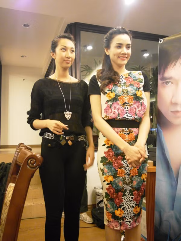 Nhưng dù khi xướng tên nhà báo Minh Tuyền, tiếng vỗ tay reo hò lớn nhất, Trang Nhung vẫn được ông Quang Cường… tuyên bố thắng giải. Ông Cường đã chịu chơi, thêm một giải nhì là một phiếu chăm sóc sắc đẹp trị giá 15 triệu nữa cho Lều Phương Anh.