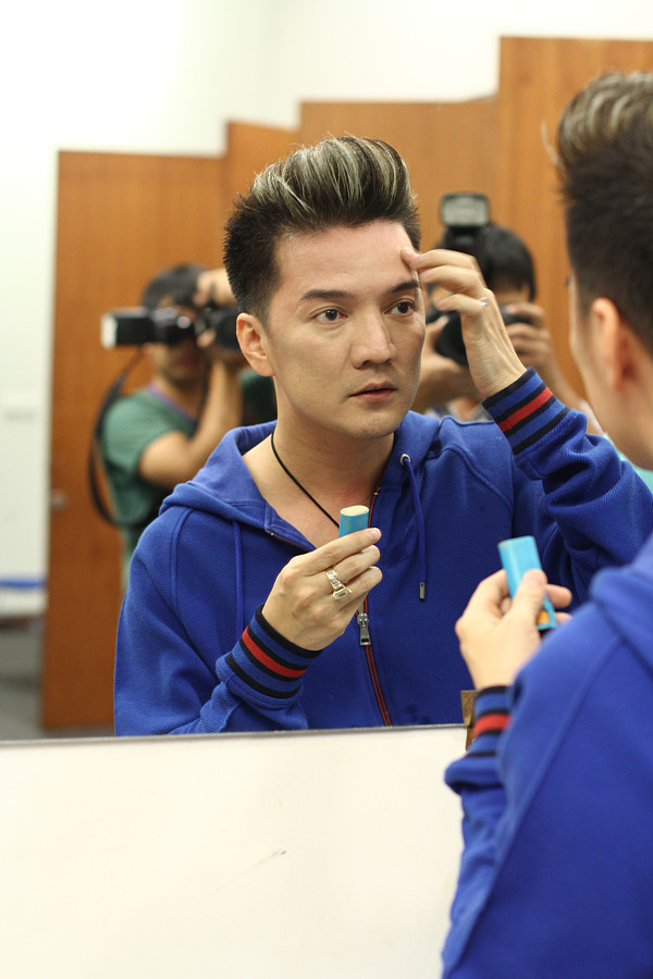 Nổi tiếng là người có năng khiếu về trang điểm, Mr Đàm tự làm đẹp cho mình.