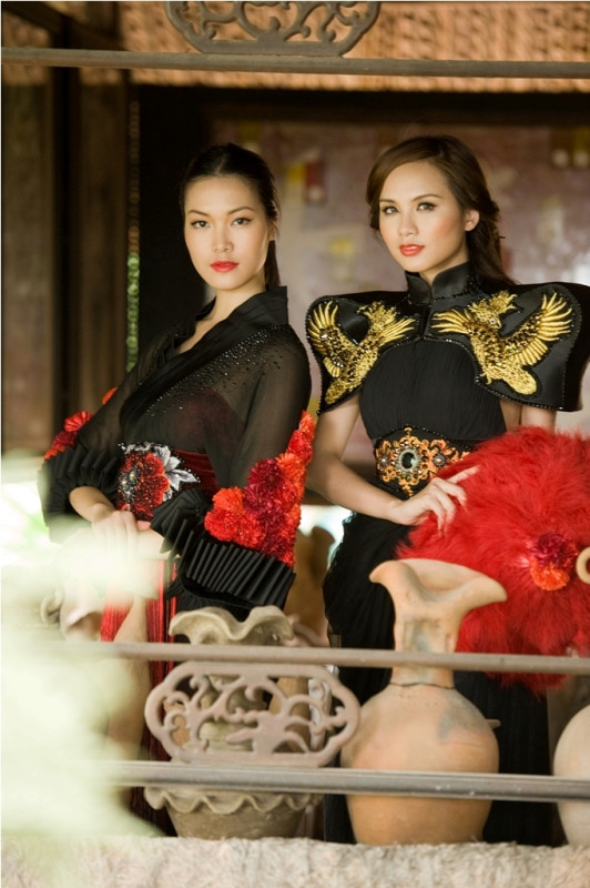 Diễm Hương, Thuỳ Dung đang có mặt tại Nhật để tham dự sự kiện thời trang tầm vóc quốc tế này. Hiệp hội thời trang Châu Á (AFF) thành lập năm 2003, AFF bao gồm 6 nước thành viên: Việt Nam, Hàn Quốc, Sing, Thái Lan, Trung Quốc và Nhật Bản. AFF quản lý nhiều loại hình hoạt động rộng khắp, với mục đích xúc tiến sự hiểu biết lối sống, văn hóa và nền công nghiệp thời trang, hỗ trợ cho việc thâm nhập các thị trường, và giúp cho việc quảng bá thời trang Châu Á đến với thế giới. Diễm Hương, Thuỳ Dung đang có mặt tại Nhật để tham dự sự kiện thời trang tầm vóc quốc tế này. Hiệp hội thời trang Châu Á (AFF) thành lập năm 2003, AFF bao gồm 6 nước thành viên: Việt Nam, Hàn Quốc, Sing, Thái Lan, Trung Quốc và Nhật Bản. AFF quản lý nhiều loại hình hoạt động rộng khắp, với mục đích xúc tiến sự hiểu biết lối sống, văn hóa và nền công nghiệp thời trang, hỗ trợ cho việc thâm nhập các thị trường, và giúp cho việc quảng bá thời trang Châu Á đến với thế giới.