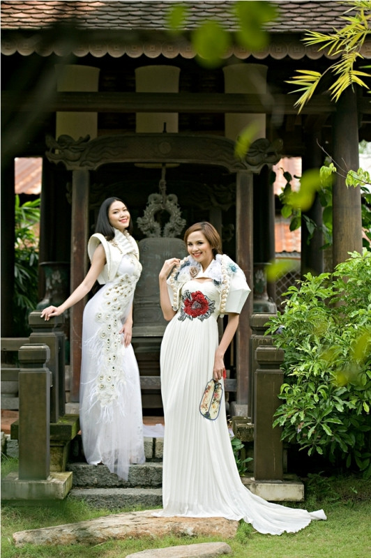 Sự huyền bí được thể hiện qua hình ảnh cánh chim hạc, chim công, hoa mẫu đơn, hoa cúc... với kỹ thuật thêu tay và kết dát trên các chất liệu: chiffon, lụa, gấm và lưới, kết hợp với không gian nhà cổ mái ngói, ao hoa súng dân dã… Bộ ảnh mang một thông điệp: Sự tự do và khát khao khám phá tìm về vẻ đẹp huyền bí của nền văn hóa Phương Đông. Sự huyền bí được thể hiện qua hình ảnh cánh chim hạc, chim công, hoa mẫu đơn, hoa cúc... với kỹ thuật thêu tay và kết dát trên các chất liệu: chiffon, lụa, gấm và lưới, kết hợp với không gian nhà cổ mái ngói, ao hoa súng dân dã… Bộ ảnh mang một thông điệp: Sự tự do và khát khao khám phá tìm về vẻ đẹp huyền bí của nền văn hóa Phương Đông.