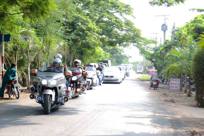 Đoàn từ thiện bằng xe môtô và ôtô hoành tráng, xuất phát từ TP.HCM đi Tiền Giang.