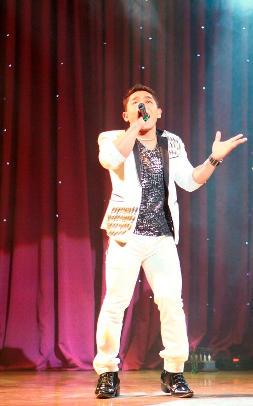 Chàng lực sĩ đã chứng minh câu: “Dù tôi không cao, mọi người vẫn phải ngước nhìn tui đó nhé” qua ca khúc Careless Whisper nổi tiếng thế giới. Chàng lực sĩ đã chứng minh câu: “Dù tôi không cao, mọi người vẫn phải ngước nhìn tui đó nhé” qua ca khúc Careless Whisper nổi tiếng thế giới.