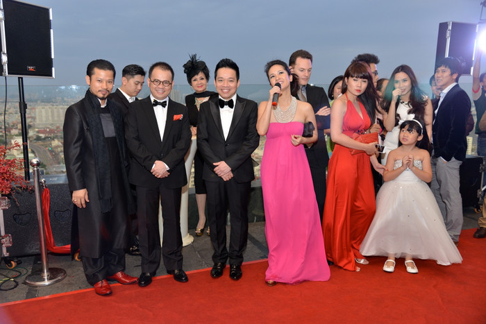 Khi Hồng Nhung nói lời chúc mừng Đoan Trang, anh chồng ngoại đã rất khiêm tốn, lùi về phía sau. Khi Hồng Nhung nói lời chúc mừng Đoan Trang, anh chồng ngoại đã rất khiêm tốn, lùi về phía sau.