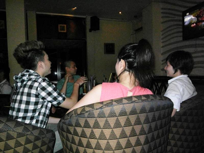 Thuý Vinh đang cười tươi trước một câu chuyện của ca sĩ Nam Cường Thuý Vinh đang cười tươi trước một câu chuyện của ca sĩ Nam Cường