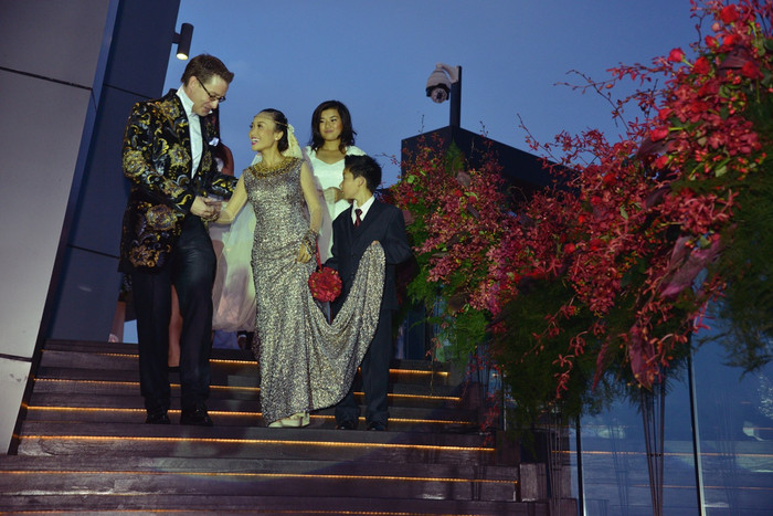 Đôi tân lang - tân nương nắm tay nhau...