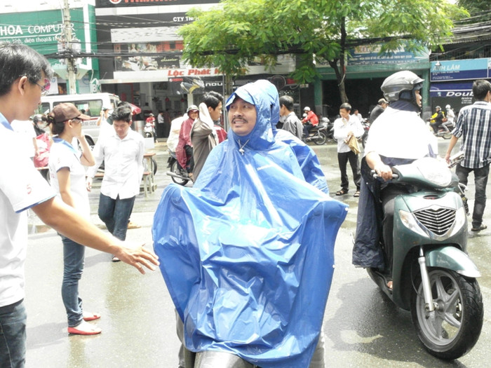 Cha và con cùng trùm áo mưa đến điểm thi Trường ĐH Bách Khoa. Xem đáp án ĐH Khối A, môn Vật lí - Xem đáp án ĐH Khối A, môn Toán - Xem đáp án DH Khối A, môn Hóa Cha và con cùng trùm áo mưa đến điểm thi Trường ĐH Bách Khoa. Xem đáp án ĐH Khối A, môn Vật lí - Xem đáp án ĐH Khối A, môn Toán - Xem đáp án DH Khối A, môn Hóa