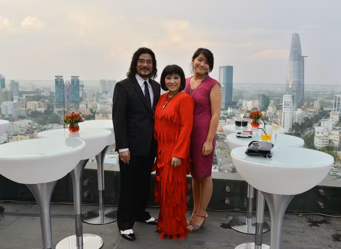 Gia đình ca sĩ Cẩm Vân.