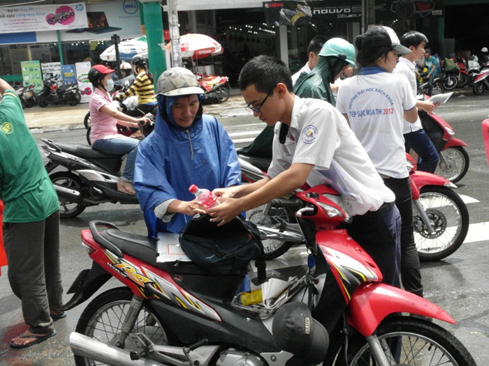 “Con mang chai nước theo uống nè!”. Xem đáp án môn Vật lí - Xem đáp án môn Toán - Xem đáp án môn Hóa “Con mang chai nước theo uống nè!”. Xem đáp án môn Vật lí - Xem đáp án môn Toán - Xem đáp án môn Hóa
