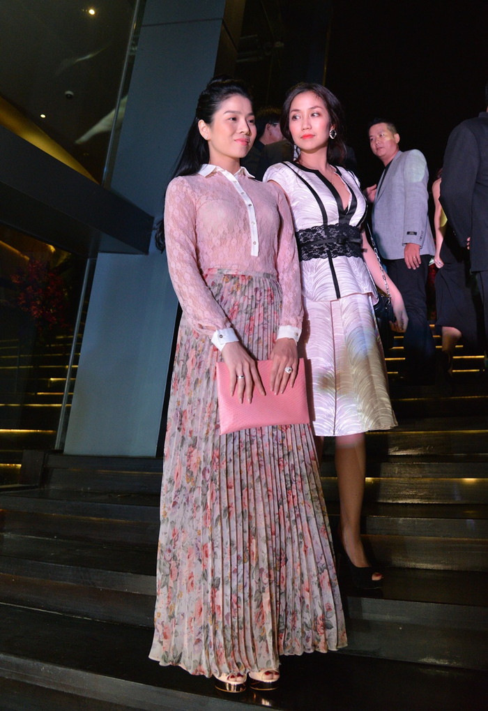 Ca sĩ Lệ Quyên và Ốc Thanh Vân tách hai ông chồng để đi riêng. Ca sĩ Lệ Quyên và Ốc Thanh Vân tách hai ông chồng để đi riêng.