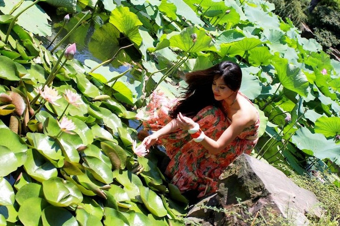 Người đẹp cho biết, rất nhớ đồng quê Việt Nam khi nhìn thấy loài hoa này. Người đẹp cho biết, rất nhớ đồng quê Việt Nam khi nhìn thấy loài hoa này.