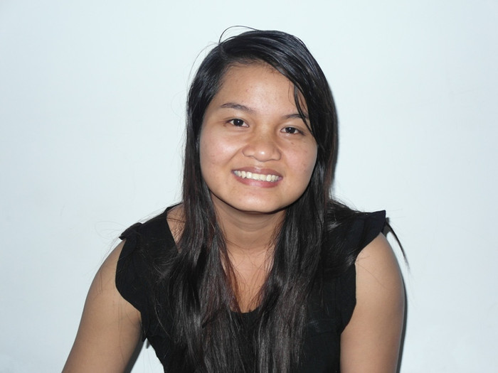 Cô gái người dân tộc Tà Riềng này rất vô tư về sự nghèo khó của mình. - Ảnh: Dương Cầm Cô gái người dân tộc Tà Riềng này rất vô tư về sự nghèo khó của mình. - Ảnh: Dương Cầm