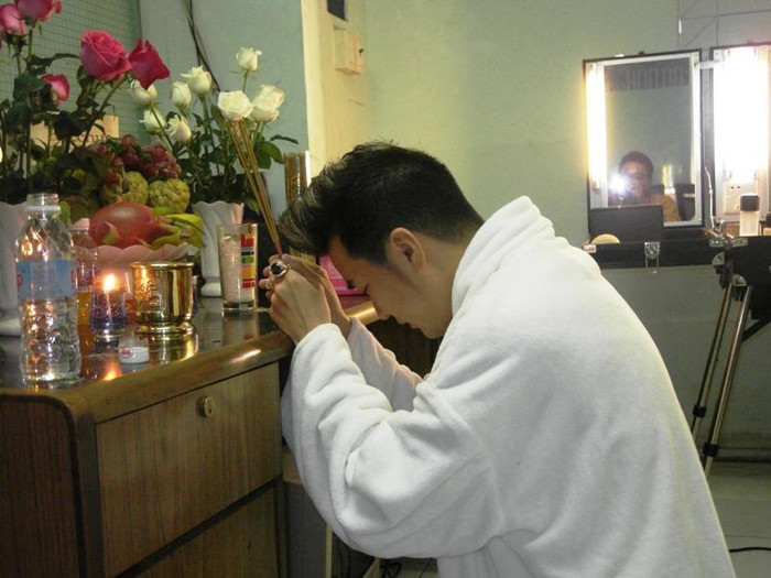 Nếu để ý, trên tay Mr Đàm hôm nay đeo thêm một chiếc nhẫn đính viên ruby rất to, bên cạnh chiếc nhẫn kim cương “anh em” với chiếc nhẫn trị giá 500.000USD của minh tinh Angelina Jolie.