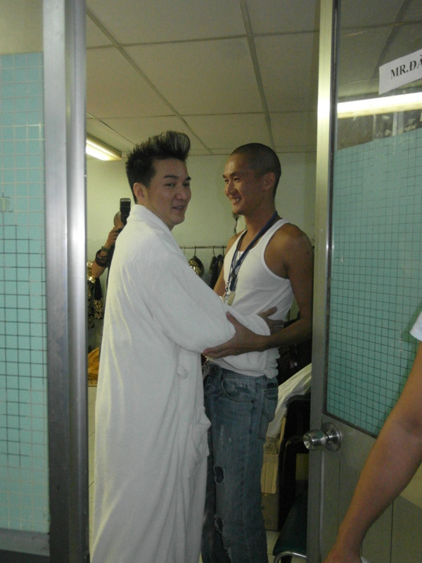 Gặp nhiếp ảnh gia Thành Nguyễn ngay cửa, Mr Đàm chỉ chào hỏi qua loa, rồi đi vào bên trong. Cánh cửa lập tức được khép lại, không ai được vào nữa.