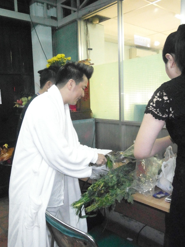 Mr Đàm đích thân cắm hoa vào bình….