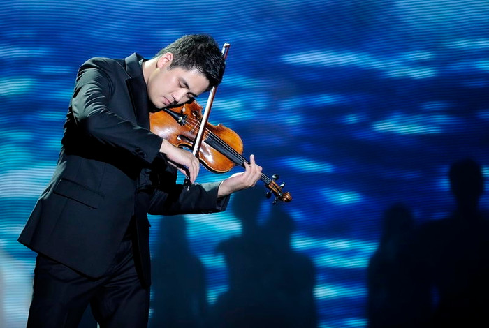 Càng bất ngờ hơn, trong tiết mục này còn có tiếng violon nổi tiếng thế giới của nghệ sĩ Bùi Công Duy. Sự xuất hiện của "cây" violon cự phách này làm cho tiết mục tăng thêm sang trọng... Càng bất ngờ hơn, trong tiết mục này còn có tiếng violon nổi tiếng thế giới của nghệ sĩ Bùi Công Duy. Sự xuất hiện của "cây" violon cự phách này làm cho tiết mục tăng thêm sang trọng...