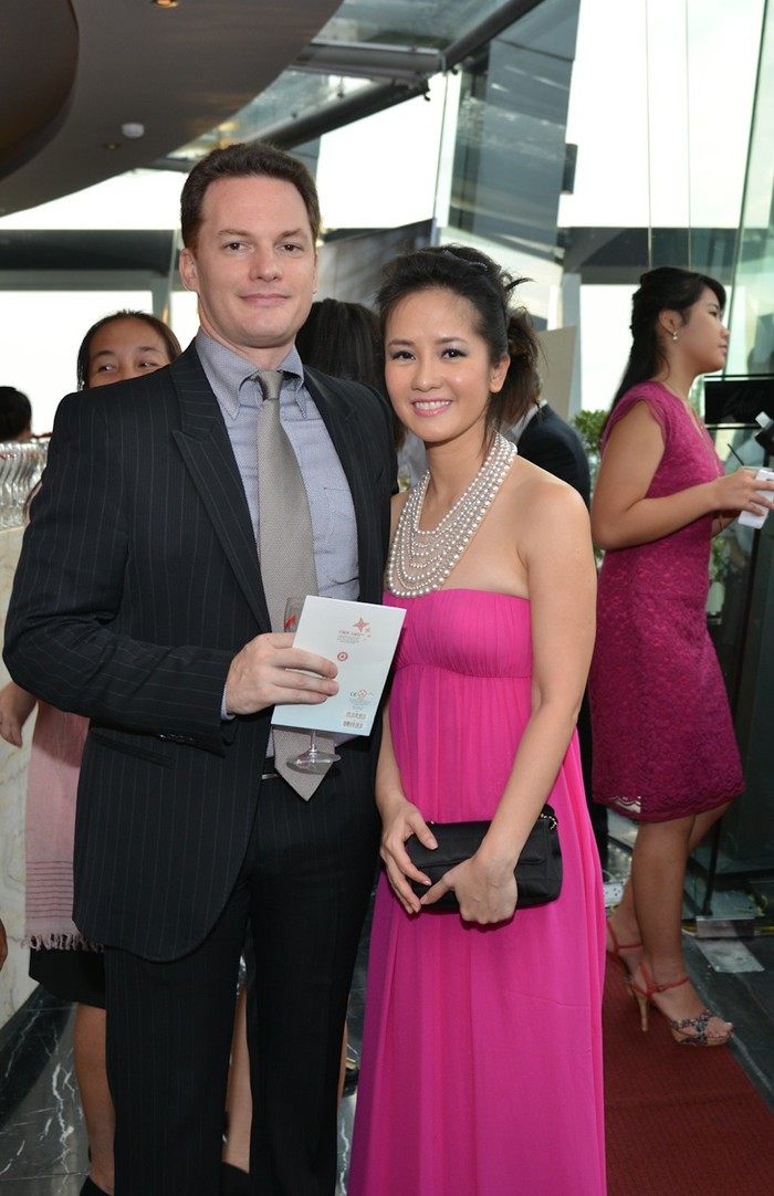 Sau khi sinh đôi một trai, một gái tại Mỹ, Hồng Nhung đã trở về Việt Nam. Trông cô tươi trẻ ra rất nhiều so với trước khi sinh con. Sau khi sinh đôi một trai, một gái tại Mỹ, Hồng Nhung đã trở về Việt Nam. Trông cô tươi trẻ ra rất nhiều so với trước khi sinh con.