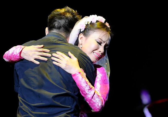 Cảm xúc bịn rịn chia tay mối tình quê được Mr Đàm – Cẩm Ly thể hiện rất thật. 4000 khán giả ngồi tại sân Lan Anh im phăng phắc. Cảm xúc bịn rịn chia tay mối tình quê được Mr Đàm – Cẩm Ly thể hiện rất thật. 4000 khán giả ngồi tại sân Lan Anh im phăng phắc.