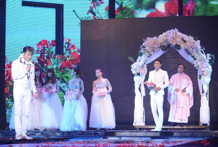 Mở đầu cho phần này, Mr Đàm đã “nhử” khán giả với nhạc cảnh Tuổi hồng thơ ngây nhẹ nhàng, vốn đình đám thời gian qua. Mở đầu cho phần này, Mr Đàm đã “nhử” khán giả với nhạc cảnh Tuổi hồng thơ ngây nhẹ nhàng, vốn đình đám thời gian qua.