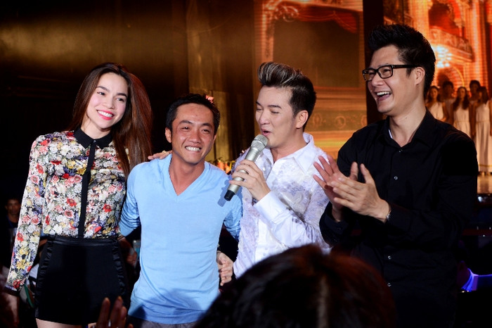 Dường như Mr Đàm quên mất Quang Dũng đang đứng bên cạnh.