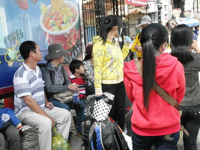 Những đôi mắt cùng nhìn về một hướng, trông đợi. Ảnh chụp trên đường An Dương Vương (TP.HCM). Xem đáp án môn Vật lí - Xem đáp án môn Toán - Xem đáp án môn Hóa - Xem đáp án môn Ngoại ngữ Khối A1