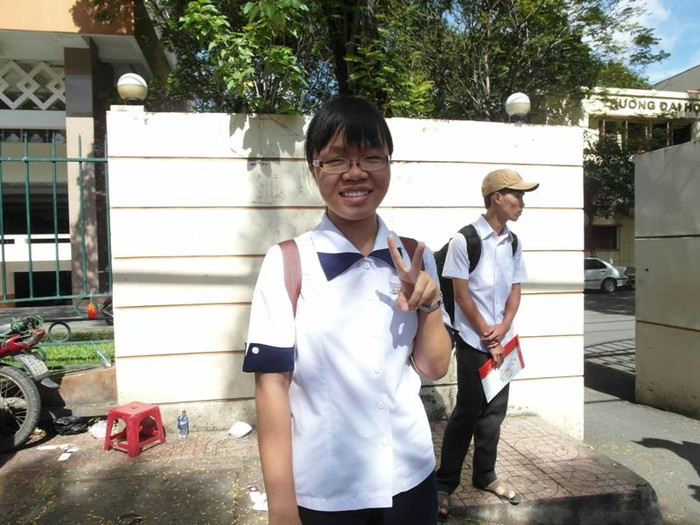 Lâm Khánh Linh, chuyên Hoá trường Trần Đại Nghĩa (TP.HCM) phân tích đề thi năm nay: “Với phần lý thuyết, nếu học bài, rất dễ làm. Riêng phần toán thì khó một chút, vì tuy là dạng quen nhưng thêm nhiều chi tiết, khó nhận dạng, cần phải vận dụng sự thông minh. Em làm bài được khoảng 40 câu/50 câu”. Xem đáp án môn Vật lí - Xem đáp án môn Toán - Xem đáp án môn Hóa - Xem đáp án môn Ngoại ngữ Khối A1 Lâm Khánh Linh, chuyên Hoá trường Trần Đại Nghĩa (TP.HCM) phân tích đề thi năm nay: “Với phần lý thuyết, nếu học bài, rất dễ làm. Riêng phần toán thì khó một chút, vì tuy là dạng quen nhưng thêm nhiều chi tiết, khó nhận dạng, cần phải vận dụng sự thông minh. Em làm bài được khoảng 40 câu/50 câu”. Xem đáp án môn Vật lí - Xem đáp án môn Toán - Xem đáp án môn Hóa - Xem đáp án môn Ngoại ngữ Khối A1