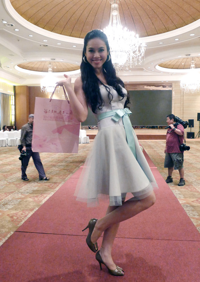 Thất bại ở giải Hoa hậu Tài năng nhưng Hoàng My cho biết là mình không buồn, vì đệm đàn và hát không phải là sở trường của mình. Ảnh: Hoàng My sau phần thi HH Tài năng Thất bại ở giải Hoa hậu Tài năng nhưng Hoàng My cho biết là mình không buồn, vì đệm đàn và hát không phải là sở trường của mình. Ảnh: Hoàng My sau phần thi HH Tài năng