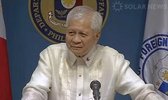 Ngoại trưởng Philippines Albert del Rosario.