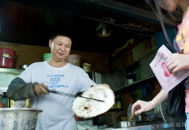 Thiệu Kiến Hoa giống Tập Cận Bình như đúc.