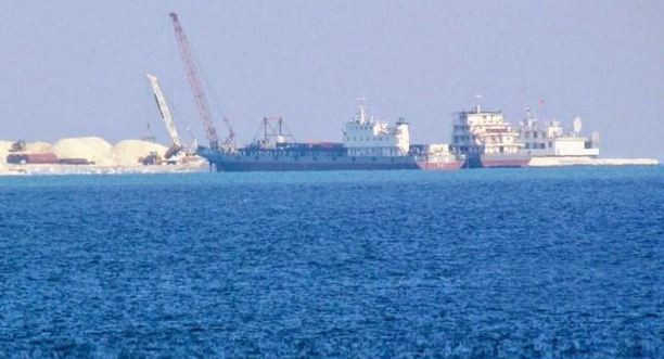 Ngày càng có nhiều bằng chứng cho thấy Trung Quốc đang đẩy mạnh kế hoạch thâm hiểm biến đảo chìm, đá thành đảo nổi ở Trường Sa. Ngày càng có nhiều bằng chứng cho thấy Trung Quốc đang đẩy mạnh kế hoạch thâm hiểm biến đảo chìm, đá thành đảo nổi ở Trường Sa.