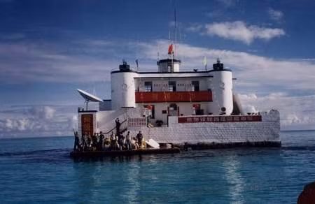 Công sự nhà nổi, căn cứ quân sự Trung Quốc xây dựng trái phép trên đá Ga Ven ở Trường Sa, một trong 6 bãi đá Trung Quốc xâm lược của Việt Nam năm 1988. Công sự nhà nổi, căn cứ quân sự Trung Quốc xây dựng trái phép trên đá Ga Ven ở Trường Sa, một trong 6 bãi đá Trung Quốc xâm lược của Việt Nam năm 1988.