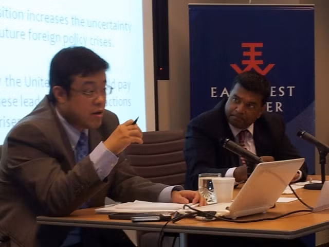 Giáo sư Kai He (trái). Giáo sư Kai He (trái).