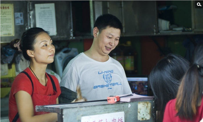 Thiệu Kiến Hoa rất cởi mở với các khách hàng.