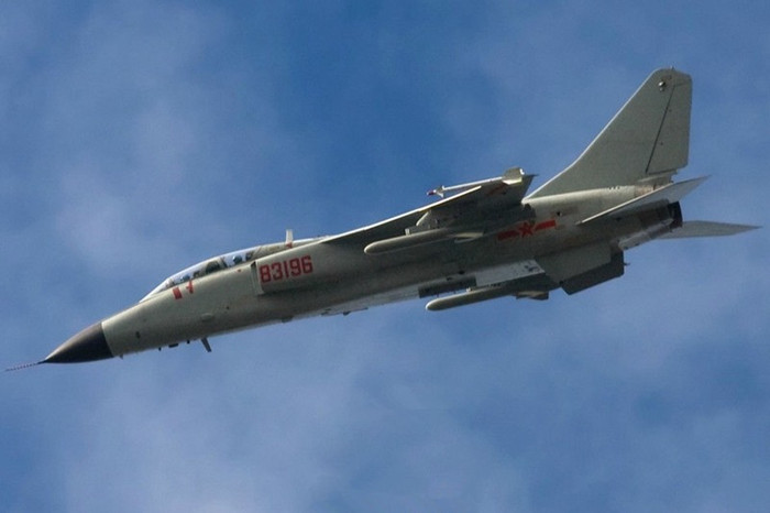 Oanh tạc cơ Phi Báo (JH-7) của hải quân Trung Quốc quần đảo bất hợp pháp trên bầu trời Biển Đông khu vực Trung Quốc hạ đặt trái phép giàn khoan 981, một động thái uy hiếp bằng sức mạnh quân sự quá lộ liễu. Oanh tạc cơ Phi Báo (JH-7) của hải quân Trung Quốc quần đảo bất hợp pháp trên bầu trời Biển Đông khu vực Trung Quốc hạ đặt trái phép giàn khoan 981, một động thái uy hiếp bằng sức mạnh quân sự quá lộ liễu.